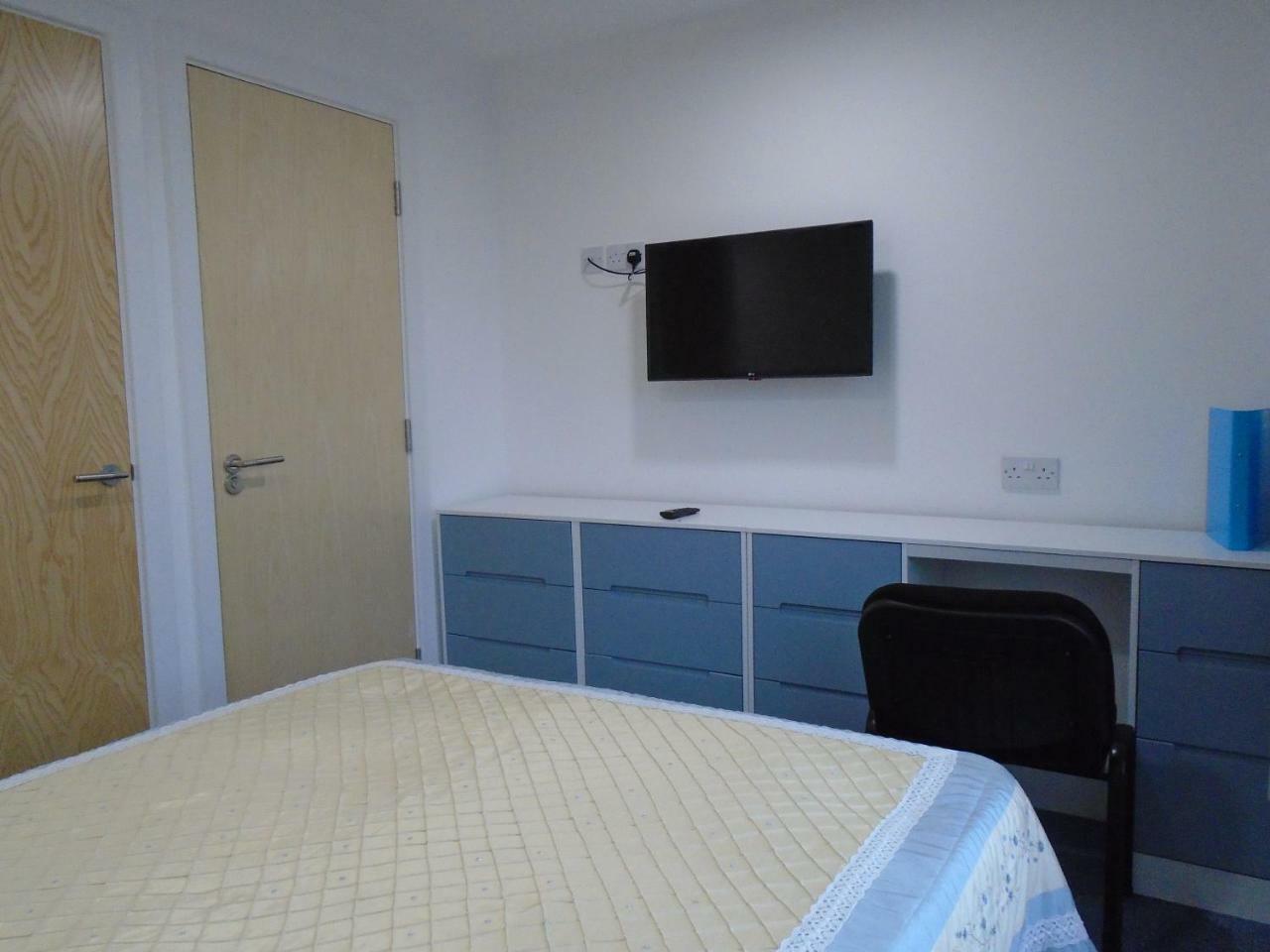 Kempston Court Hostel *